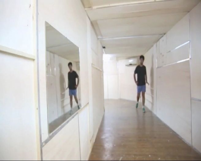 שי-לי עוזיאל, מראות, 2013, וידאו, 8 דק' שי-לי עוזיאל, מראות, 2013, וידאו, 8 דק'