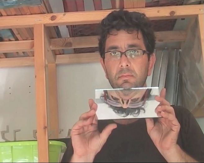 שי-לי עוזיאל, מראות, 2013, וידאו, 8 דק' שי-לי עוזיאל, מראות, 2013, וידאו, 8 דק'