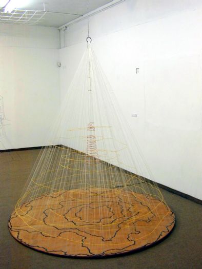 יעל עמית, קריסטל, 2005, דיקט, חוטי ניילון וסרטי משי יעל עמית, קריסטל, 2005, דיקט, חוטי ניילון וסרטי משי
