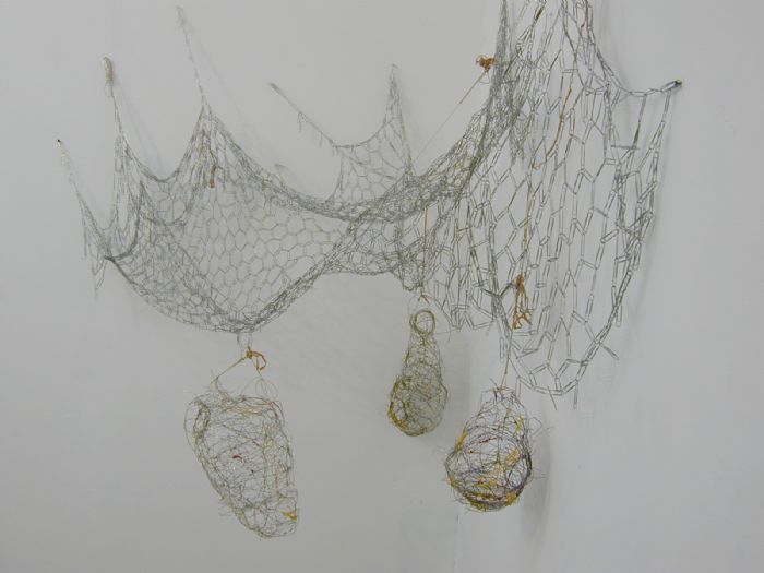 אפרת קליפשטיין, ללא כותרת, 2006, מהדקים משרדיים, צבע תעשייתי, חוטי אלומיניום וגומי אפרת קליפשטיין, ללא כותרת, 2006, מהדקים משרדיים, צבע תעשייתי, חוטי אלומיניום וגומי