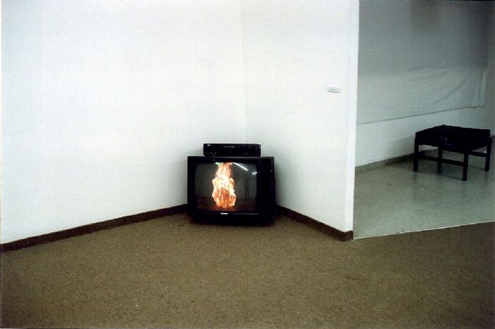 שרון גלסברג, כלב צעצוע, 2000, וידאו שרון גלסברג, כלב צעצוע, 2000, וידאו