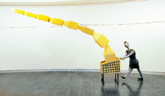 ענת ברמן, הביתהביתהביתהבית, 2004, מיצב, 215X430X52 סמ ענת ברמן, הביתהביתהביתהבית, 2004, מיצב, 215X430X52 סמ
