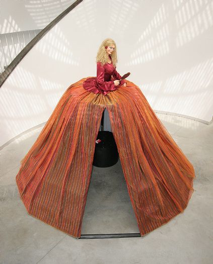 דורותה ביאלס, בובה, 2005, מיצב, טכניקה מעורבת, 500X400X500 סמ דורותה ביאלס, בובה, 2005, מיצב, טכניקה מעורבת, 500X400X500 סמ