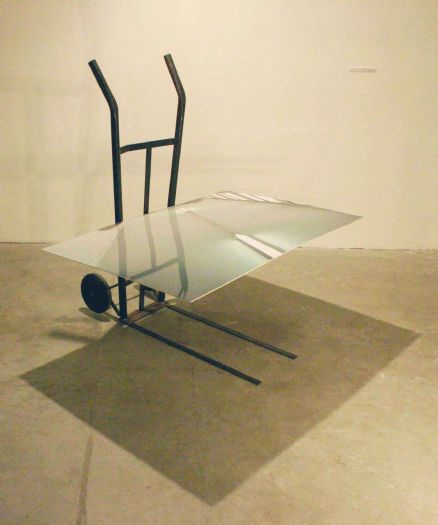 אורית חסון-ולדר, תקרה על עגלה, 2005, מיצב, צילום ועגלת הובלה, 100X150X70 ס''מ אורית חסון-ולדר, תקרה על עגלה, 2005, מיצב, צילום ועגלת הובלה, 100X150X70 ס''מ