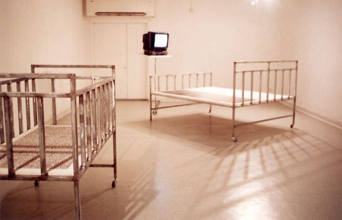 טל פרנק, מא-חור, 2004, מיצב, שתי מיטות והקרנת וידאו טל פרנק, מא-חור, 2004, מיצב, שתי מיטות והקרנת וידאו