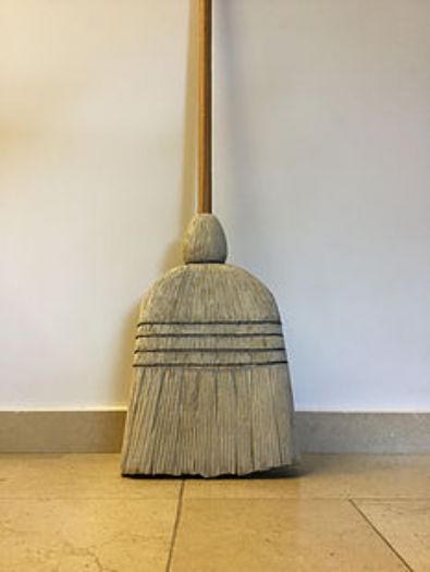 מטאטא קש, 2016, אבן גלילית, 40X24X5 ס''מ מטאטא קש, 2016, אבן גלילית, 40X24X5 ס''מ