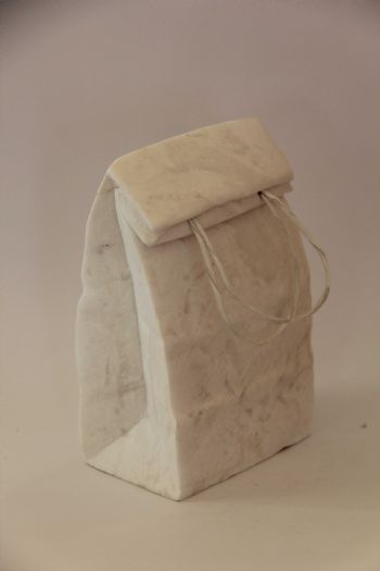 שקית נייר, 2013, שיש, 25X9 ס''מ שקית נייר, 2013, שיש, 25X9 ס''מ