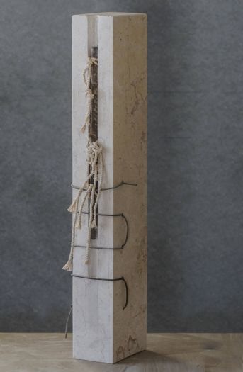 עמוד של קשרים, 2018, שיש, ברזל וחבל, 75X19X19 ס''מ עמוד של קשרים, 2018, שיש, ברזל וחבל, 75X19X19 ס''מ
