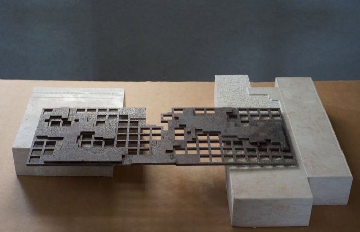 רקמה ראשונה,2017, שיש וברזל, 10X72X48 ס''מ רקמה ראשונה,2017, שיש וברזל, 10X72X48 ס''מ