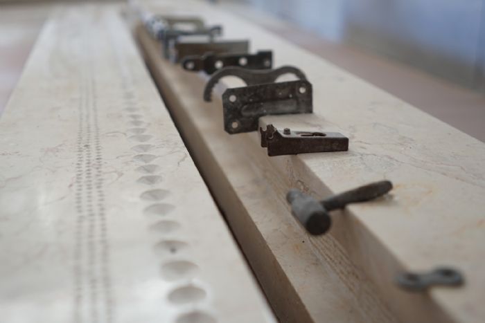 ואריאציה על ריצ'רץ', 2019, שיש וברזל, 13X150X35 ס''מ ואריאציה על ריצ'רץ', 2019, שיש וברזל, 13X150X35 ס''מ