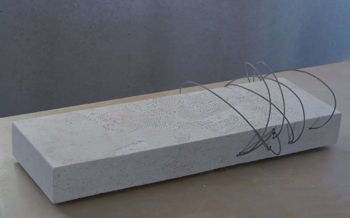 עבודה לא גמורה, 2018, שיש וברזל, 16X70X38.5 ס''מ עבודה לא גמורה, 2018, שיש וברזל, 16X70X38.5 ס''מ