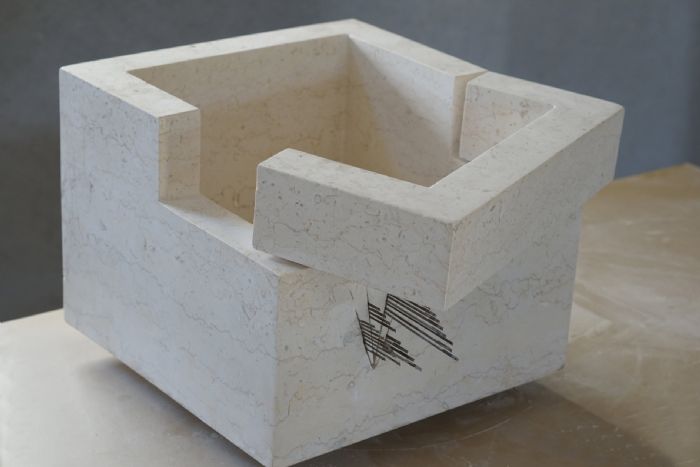 קופסת תפירה, 2018, שיש וברזל, 45X30.5X54.5 ס''מ קופסת תפירה, 2018, שיש וברזל, 45X30.5X54.5 ס''מ