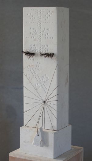 תחרה עם סליל, 2019, שיש וברזל, 56.3X19X15 ס''מ תחרה עם סליל, 2019, שיש וברזל, 56.3X19X15 ס''מ