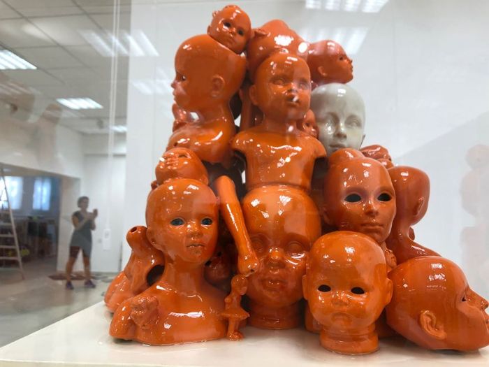 עדנה דאלי, שיבושים, 2018, יציקת פורצלן, צבע וציפוי אפוקסי עדנה דאלי, שיבושים, 2018, יציקת פורצלן, צבע וציפוי אפוקסי